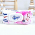 دستمال مرطوب کودک بانیو حاوی ویتامین E  میباشد که به آرامش و نرم کنندگی پوست کودک کمک می کند.